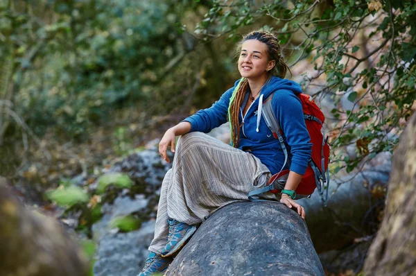 Vrouw wandelen in prachtige bos — Stockfoto