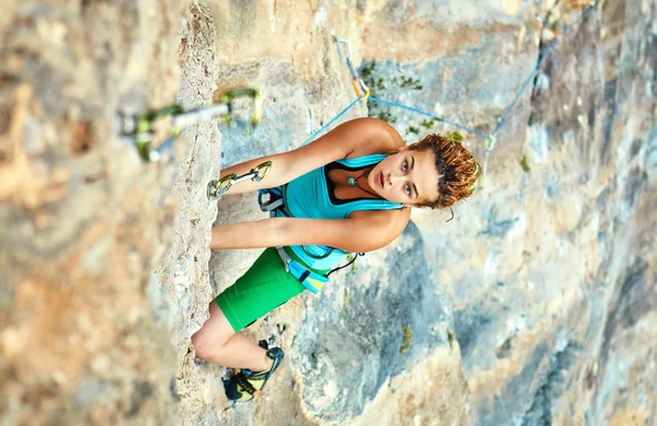 Scalatrice di roccia femminile — Foto Stock