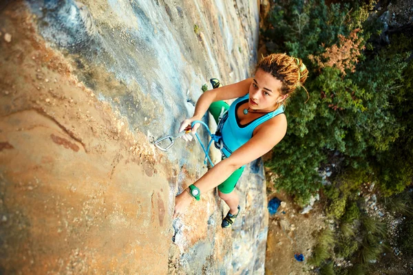 Female rock climber — Stock Photo, Image