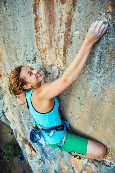 Scalatrice di roccia femminile — Foto Stock