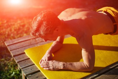 Yoga yapan genç adam.