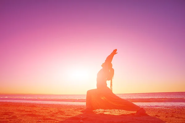 Ung kvinna som gör yoga — Stockfoto