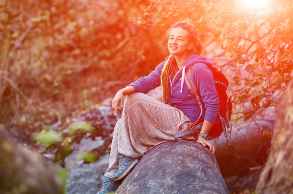 Woman hiking in beautiful forest — Stock Photo, Image