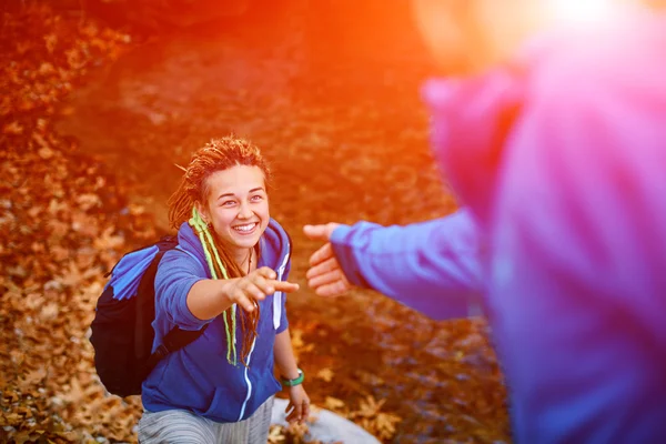 uzun yürüyüşe çıkan kimse kadın yardım alma