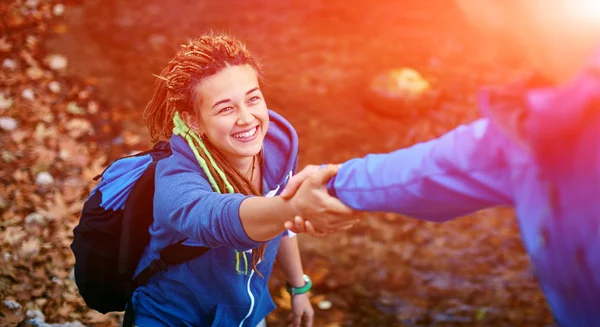 uzun yürüyüşe çıkan kimse kadın yardım alma