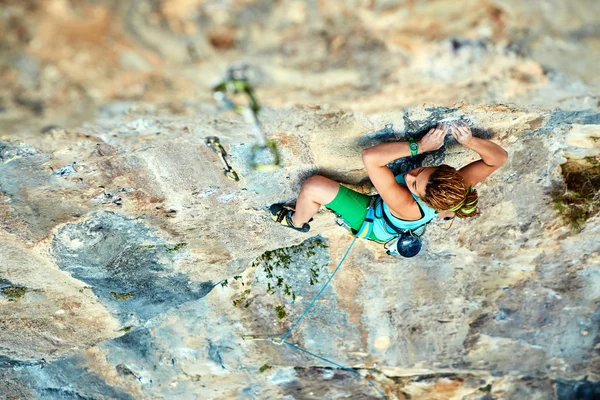 Scalatrice di roccia femminile — Foto Stock