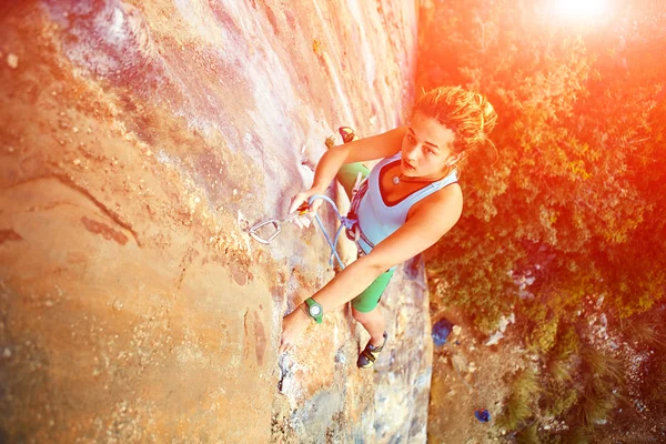 Female rock climber — Stock Photo, Image