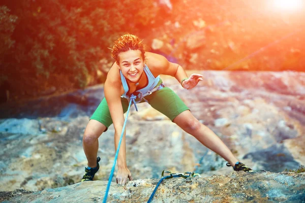 Scalatrice di roccia femminile — Foto Stock