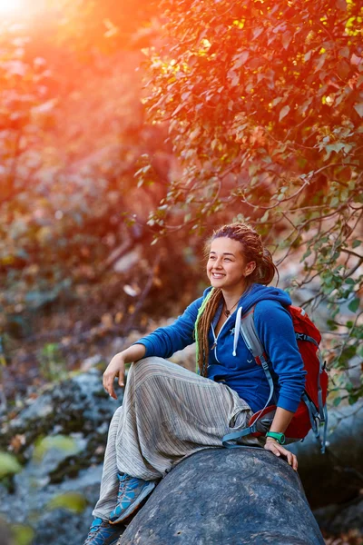 아름 다운 숲에서 하이킹 하는 여자 — 스톡 사진