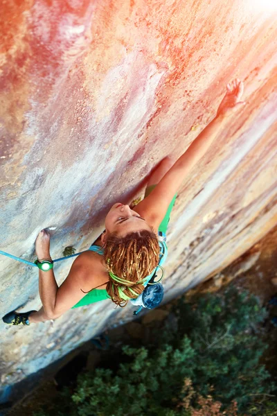 Pendaki wanita rock — Stok Foto