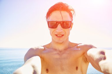 Kumsaldaki genç adam.