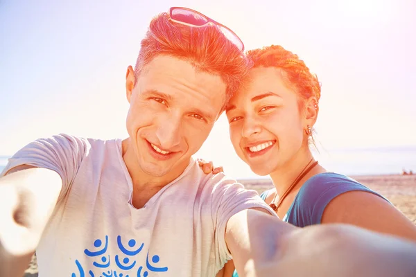 Man en vrouw kijkt naar de camera — Stockfoto