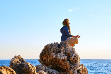 lotus pozisyonunda genç kadın