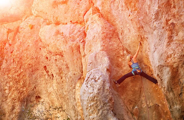 Scalatrice di roccia femminile — Foto Stock