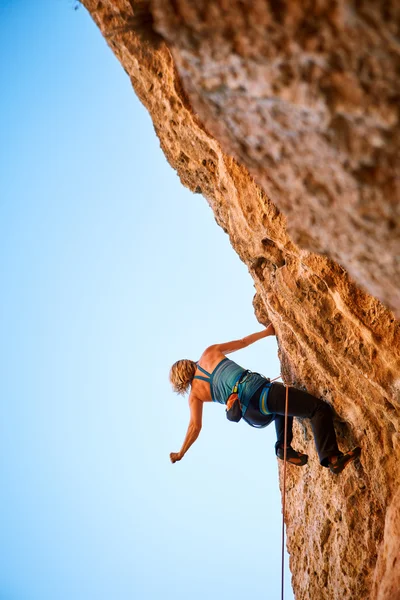 Scalatrice di roccia femminile — Foto Stock