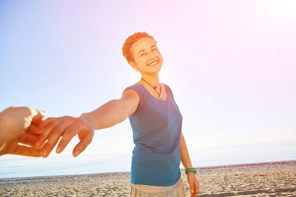 Frau blickt in die Kamera — Stockfoto