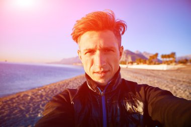 Kumsaldaki genç adam.