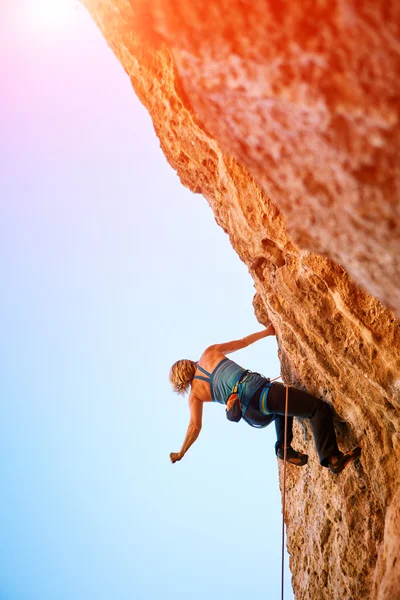 Escaladora de rocas — Foto de Stock