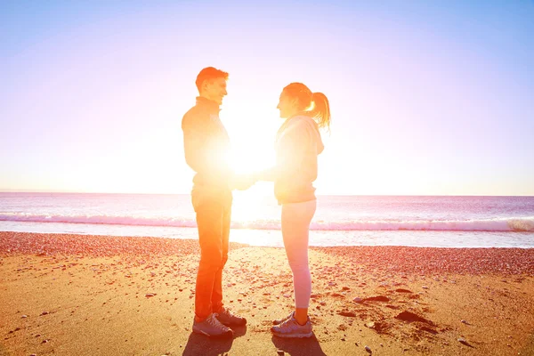 Mann und Frau schauen einander an — Stockfoto