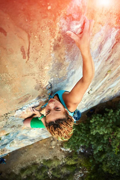 Scalatrice di roccia femminile — Foto Stock