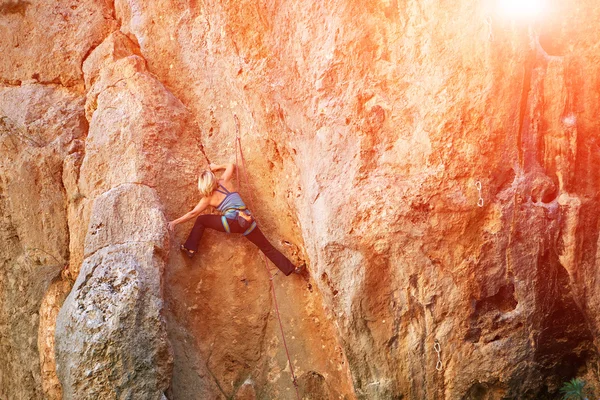 Kvinnliga rock klättrare — Stockfoto
