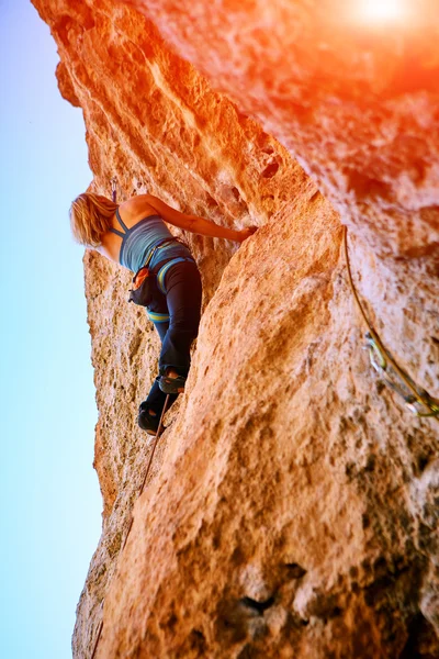 Scalatrice di roccia femminile — Foto Stock