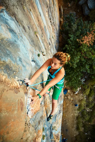 Female rock climber — Stock Photo, Image
