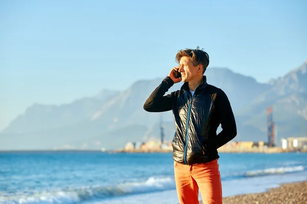 Homem na praia — Fotografia de Stock