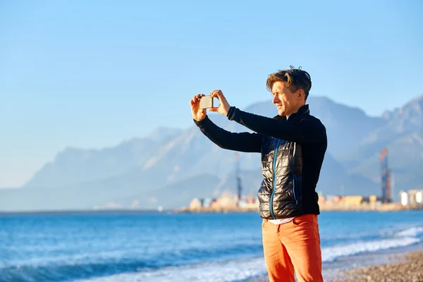 Hombre en la playa — Foto de Stock