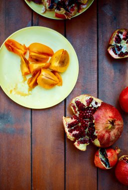 Ahşap masa üzerinde meyve