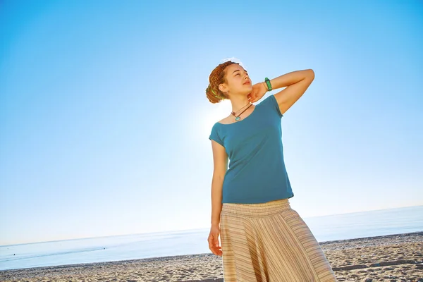 Mujer en la playa soleada — Foto de Stock