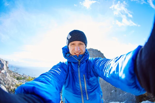 Jeune homme dans les montagnes — Photo