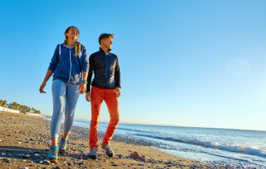 Kumsaldaki kadın ve erkek