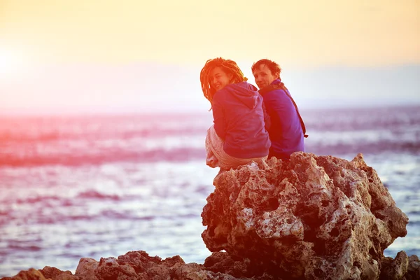 Couple on the cliff — Stock Photo, Image