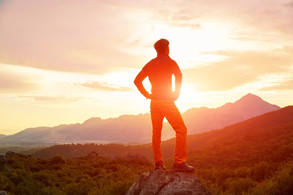 Viajero Masculino Pie Acantilado Contra Las Montañas Cielo Nublado Madrugada — Foto de Stock