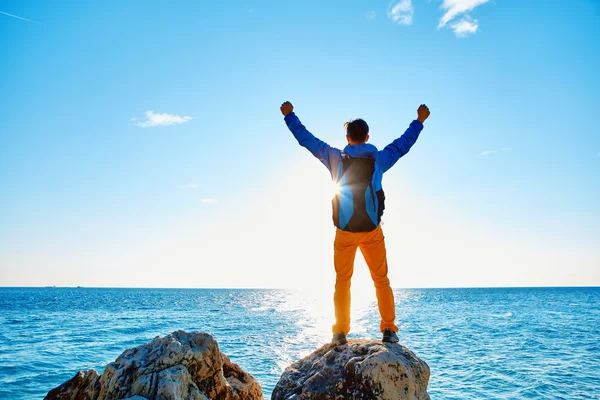 Reisende mit Rucksack — Stockfoto