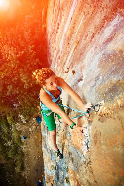 Arrampicatrice Femminile Arrampica Una Parete Rocciosa — Foto Stock