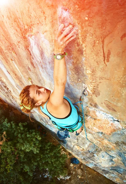 Жіночий Скелелазний Альпініст Піднімається Скелястій Стіні — стокове фото