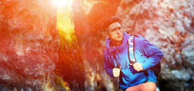 Sonbahar ormanda hiking etkin sağlıklı bir insan. Mutlu gülümseyen genç adam portresi zammı tatillerinde takas orman dinlenme.