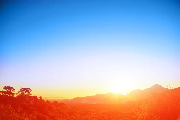 Nascer Sol Sobre Vale Com Montanhas Pedra Calcária Foco Meio — Fotografia de Stock