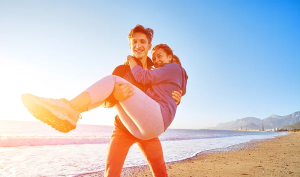 Счастливый Привлекательный Мужчина Женщина Идущие Солнечному Пляжу Над Голубым Небом — стоковое фото