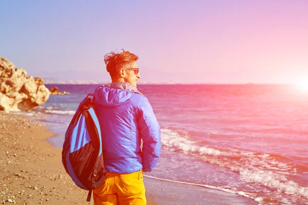 Reisende Mit Rucksack Strand Vor Dem Meer Und Blauem Himmel — Stockfoto