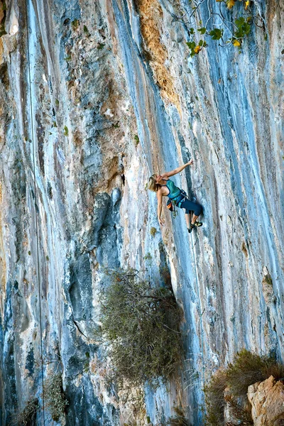 Kadın dağcı — Stok fotoğraf