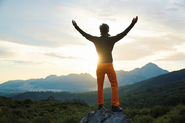 Traveler on the cliff — Stock Photo, Image