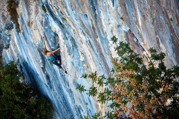 Scalatrice di roccia femminile — Foto Stock