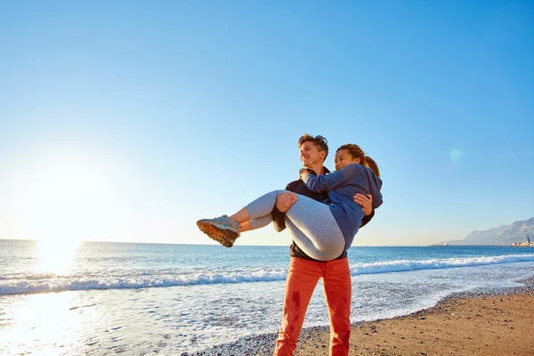 Pareja feliz joven — Foto de Stock