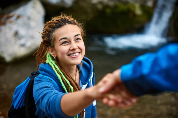 uzun yürüyüşe çıkan kimse kadın yardım alma