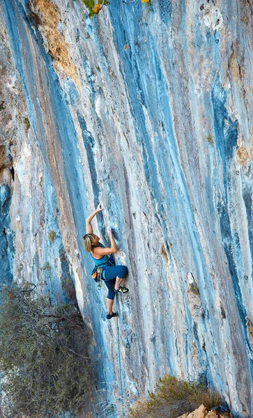 Scalatrice di roccia femminile — Foto Stock