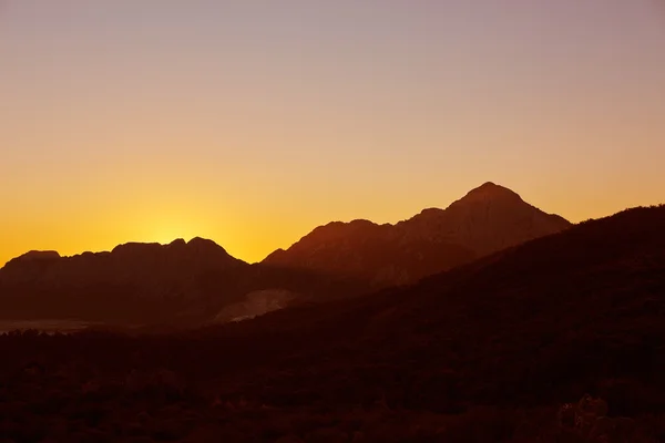 Lever de soleil dans les montagnes — Photo