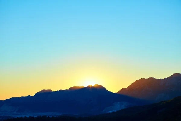 Nascer do sol nas montanhas — Fotografia de Stock